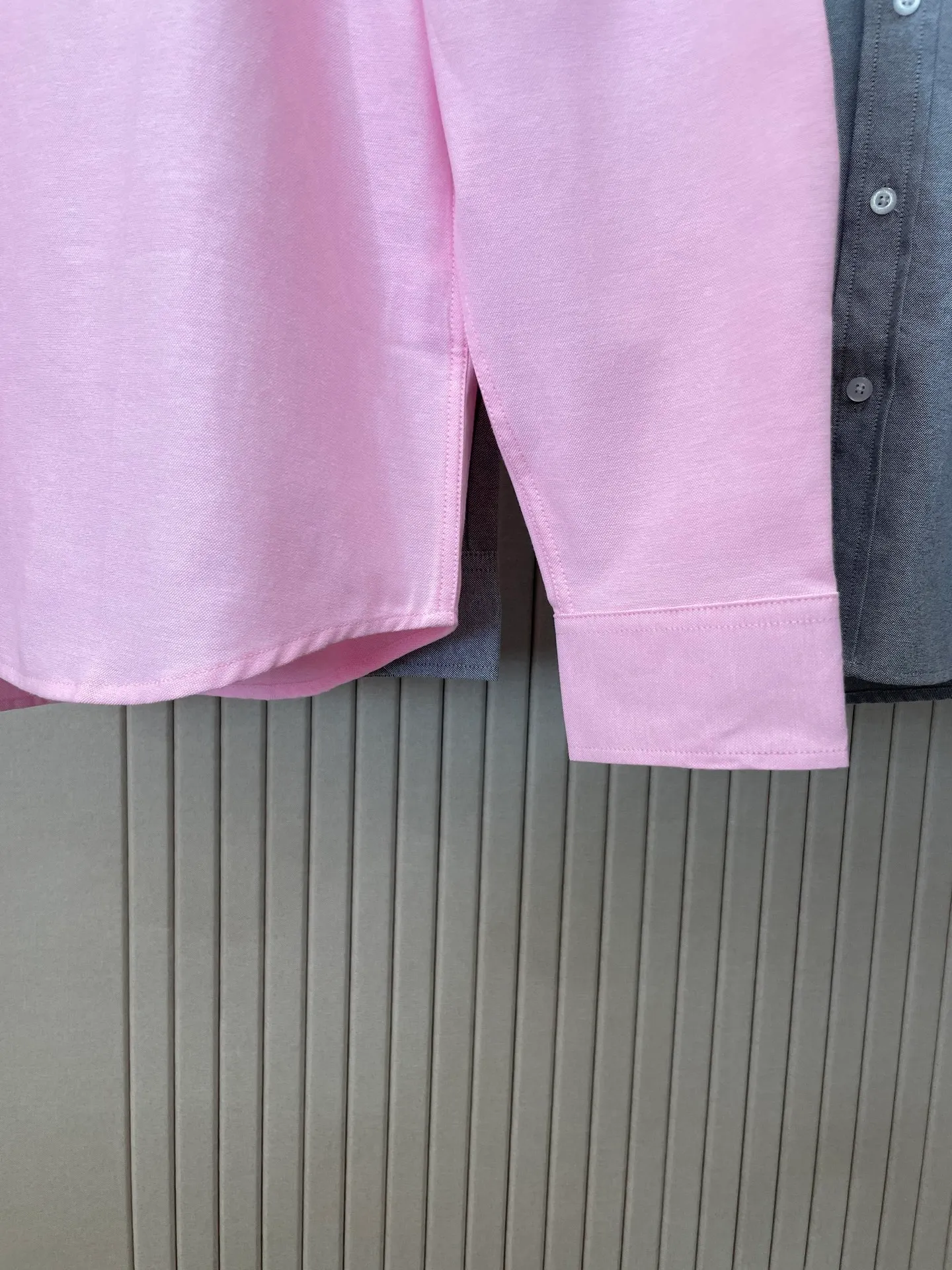 P220 🌸🌸🌸 POLO Ralph Lauren [High Quality] Classic shirt! Classic casual shirt made of pure cotton fabric with unique design, simple, clean and classic version design. It is a versatile style that can be switched at will. The fabric feels soft and delicate, highly breathable, close to the skin and comfortable to wear. It can be worn alone as an inner layer. Its versatile performance is beyond your imagination! The upper body of the ready-to-wear is simple and classic yet elegant! Size:M-XXL